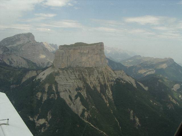 Le Mont Aiguille (38). H. Giraud y a atterri en Piper SuperCub.