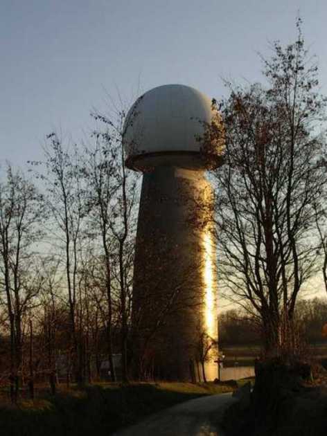 Art primitif ? Non : radar de l'a�roport de B�le-Mulhouse.