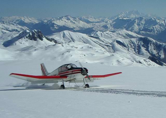 Glacier de Saint Sorlin (38), le Mont Blanc domine au loin.
