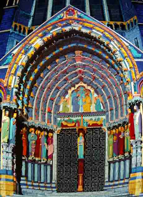 F�te des lumi�res � Chartres : portail ouest de la cath�drale.