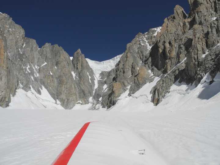 Massif du Mt Blanc : Cirque Maudit. À droite Mt Blanc du Tacul, à gauche Mt Maudit.