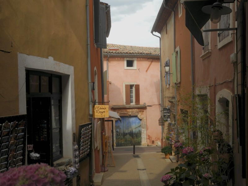 Une rue de Roussillon (84).