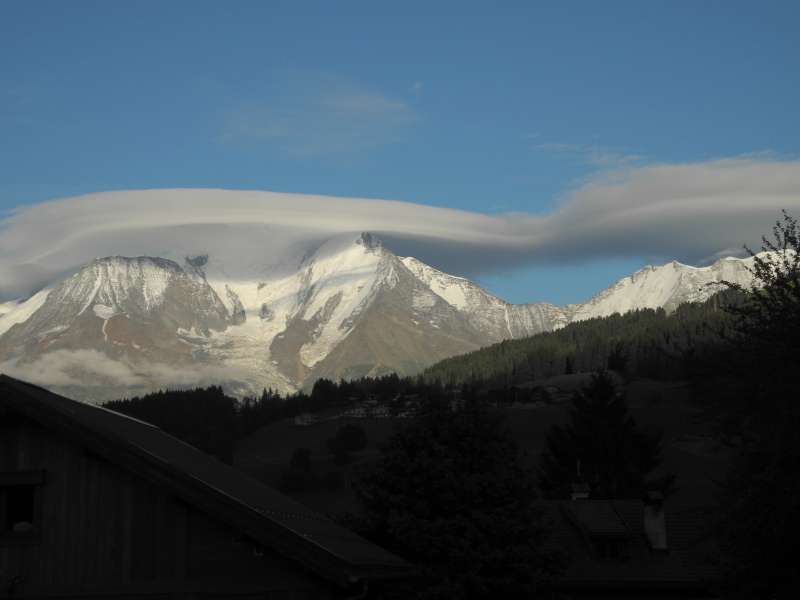 Nuage lenticulaire sur le Mt Blanc, L'aiguille de Bionassay et les Dômes de Miage.