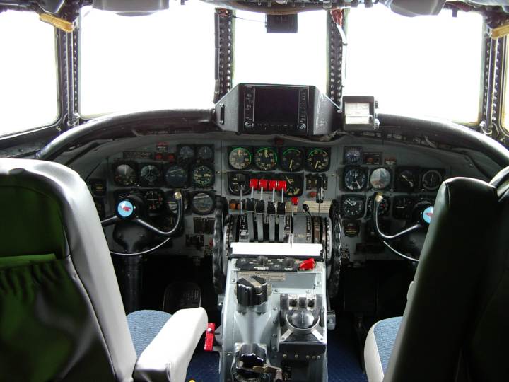 Cockpit du Lockheed L1049 Super Constellation (1950).4 moteurs Wright Cyclone de 3250 CV, le B707 lui a succ�d� sur l'Atlantique nord.