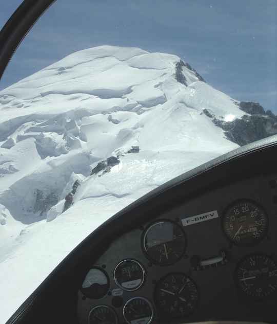 Pos� au D�me du Go�ter, face au sommet du Mont Blanc. Altitude 13830 pieds.